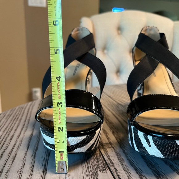 BCBG Womens 8.5 Patent Leather Wedge Sandals Zebra Print Strappy Open Toe - Picture 3 of 13